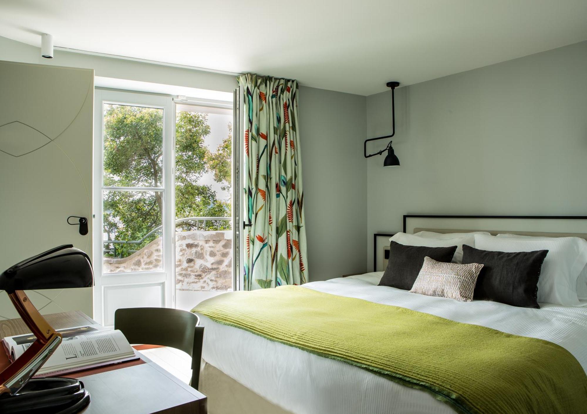 Deluxe tweepersoonskamer met balkon en uitzicht op zee